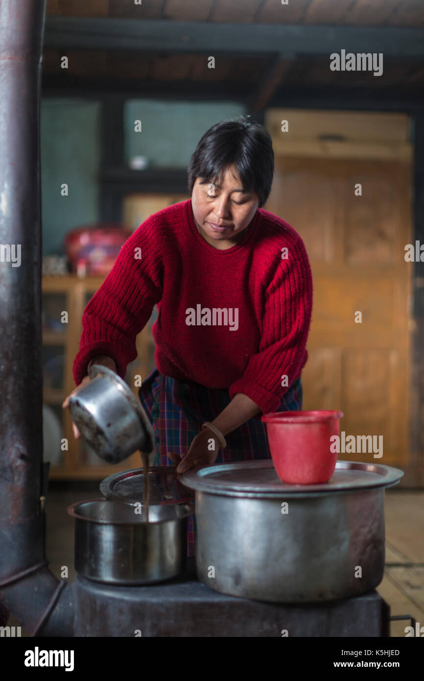 La vita in una fattoria nel villaggio di dorikha nel haa valle del Bhutan occidentale Foto Stock