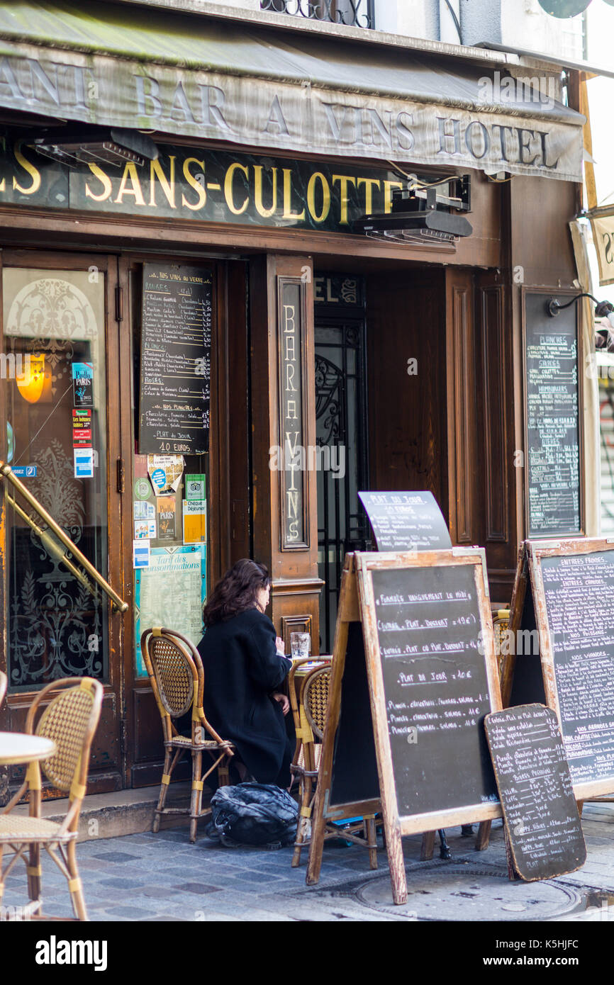 Persone mangiare fuori a les sans culottes ristorante su Rue de Lappe nella 11th, Parigi Foto Stock