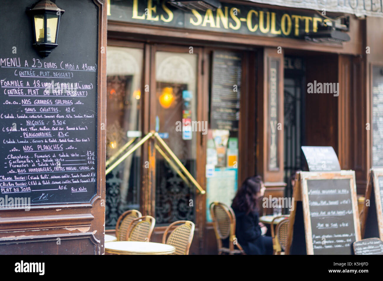 Parigi, Francia - 2 marzo 2016: persone mangiare fuori a les sans culottes ristorante su Rue de Lappe nella 11th, Parigi Foto Stock