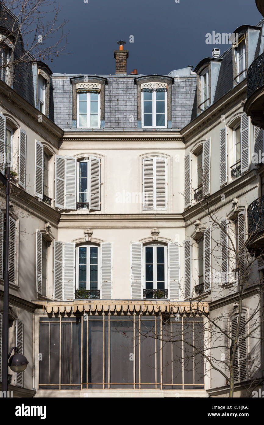 Tipici edifici di appartamenti in Parigi, Francia Foto Stock