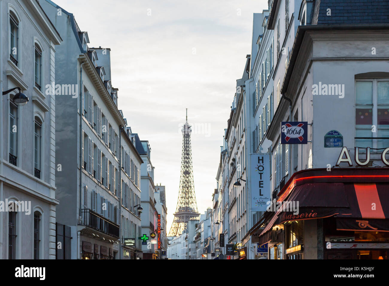 Torre Eiffel visto da rue saint-dominique al tramonto, settimo arrondissement, Parigi Foto Stock