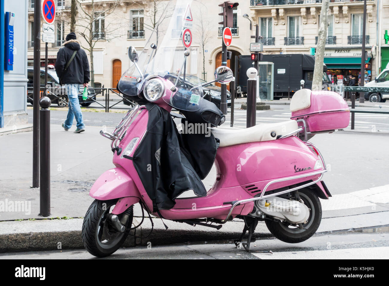 Rosa Vespa scooter su strada nel VII arrondissement, Parigi Foto Stock