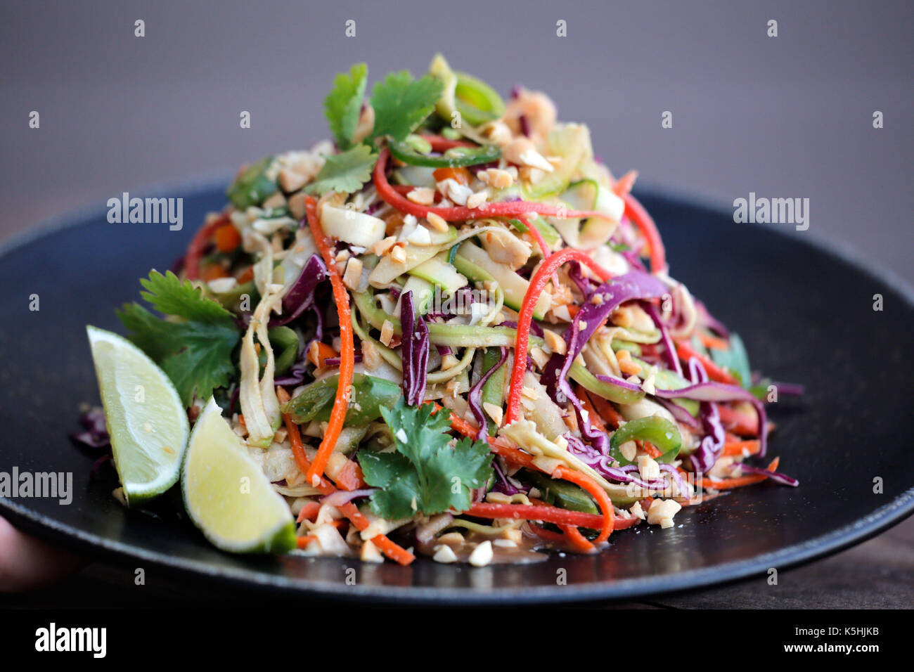 Vegano colorati pad thai. raw, vegetariano, paleo. chef ha preparato un piatto. organic pasto casalingo. senza carne lunedì. Foto Stock