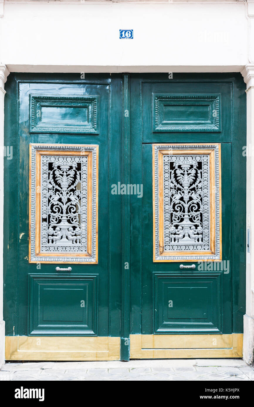 Green paris porte con hardware in ottone e ornati in ferro battuto pannelli, n. 16. Foto Stock