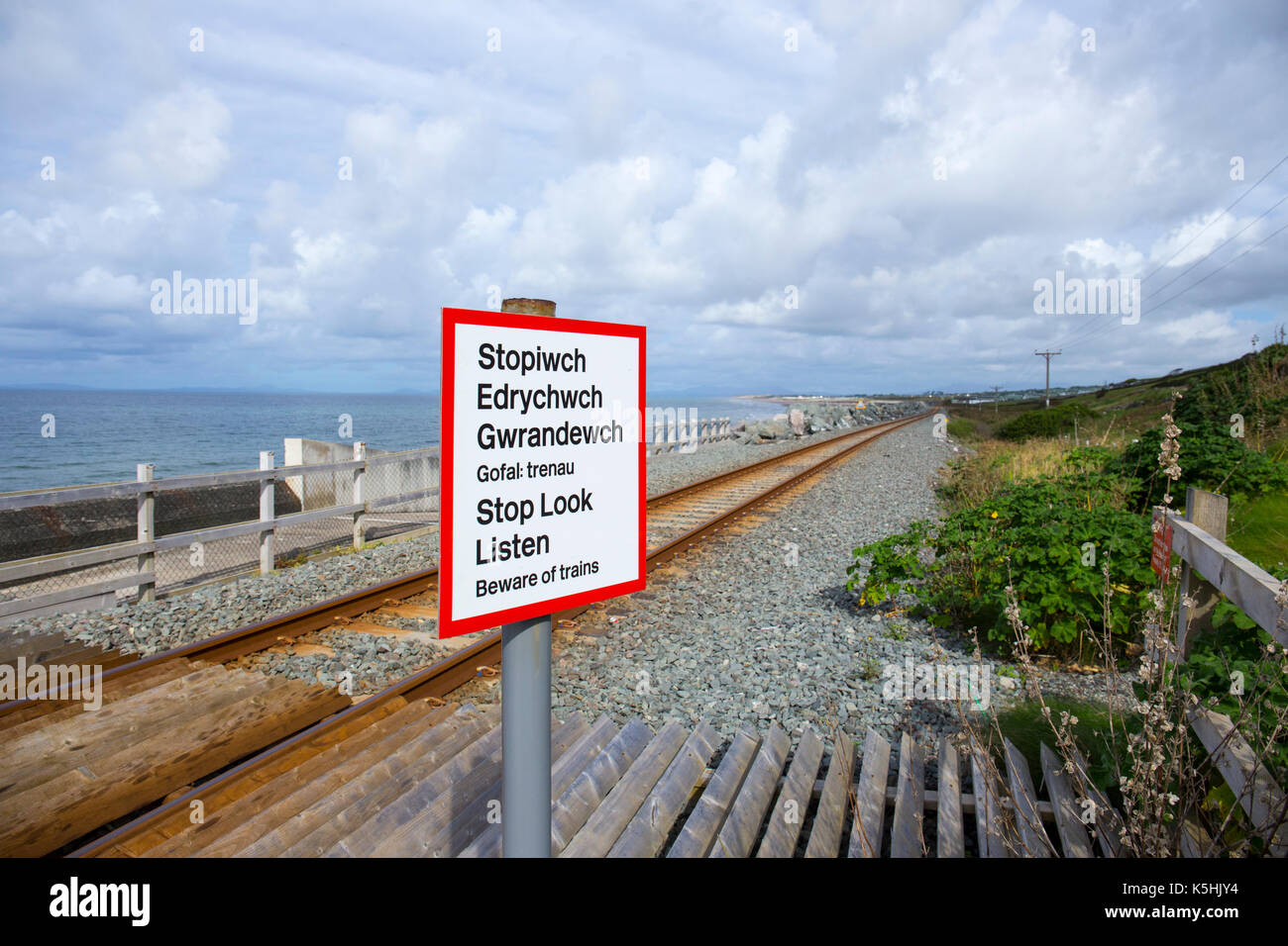 Smettere di guardare ascoltare un cartello di segnalazione sull'Cambrian Coast line in Wales UK Foto Stock
