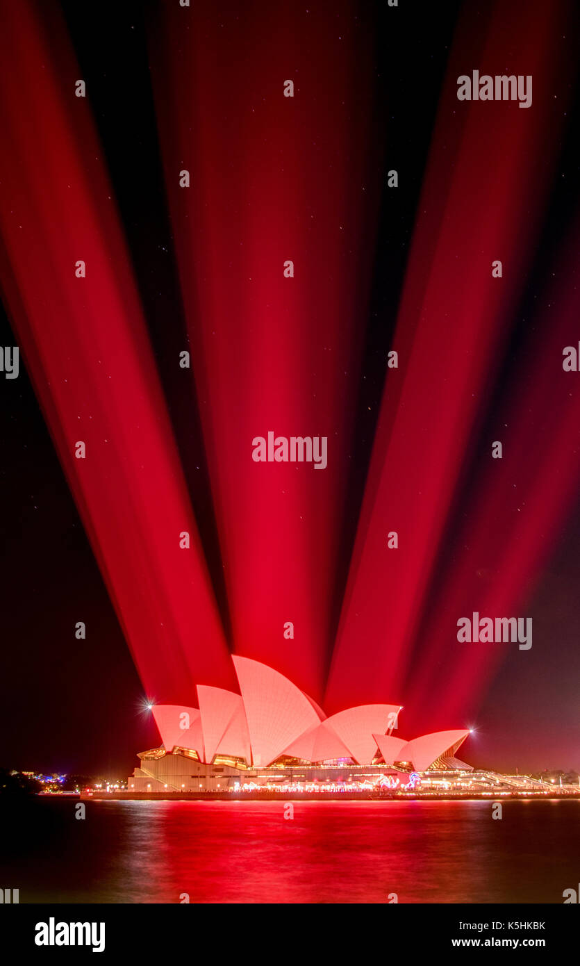 Sydney Opera House illuminato in rosso per il nuovo anno lunare Foto Stock