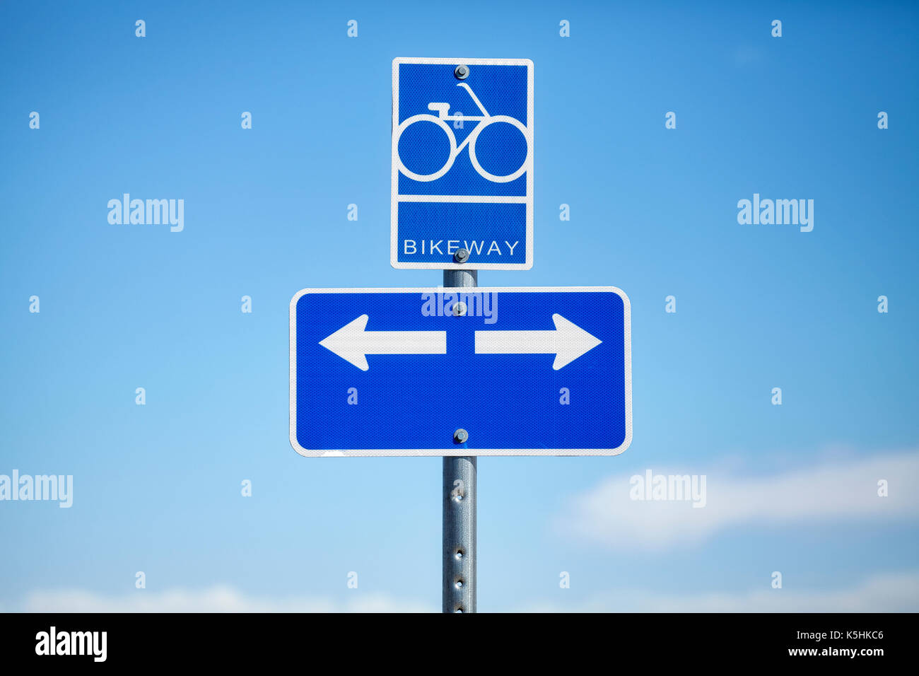 Bikeway cartello stradale contro il cielo blu, il concetto di scelta. Foto Stock
