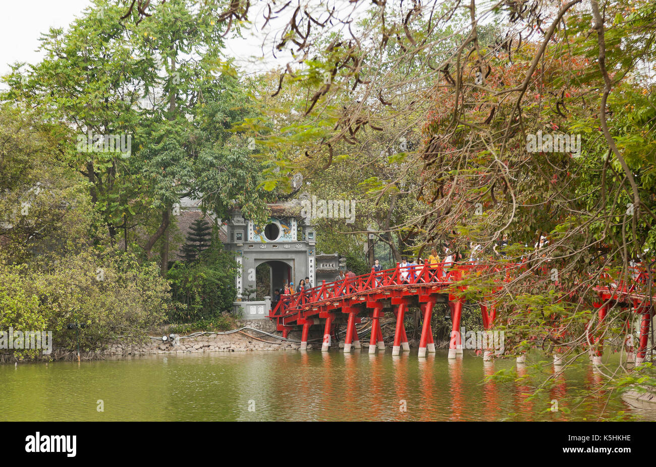 Il Huc ponte collega la Giada isola sulla quale il tempio della montagna di giada (Ngoc Son tempio) stand. Hoàn Kiếm Lago, Hanoi, Vietnam Foto Stock