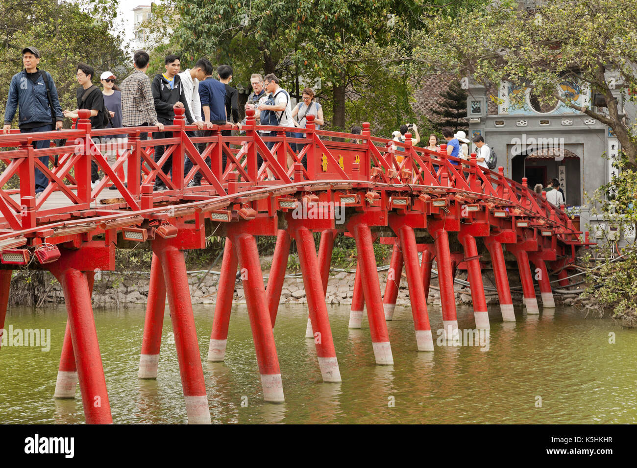 Il Huc ponte collega la Giada isola sulla quale il tempio della montagna di giada (Ngoc Son tempio) stand. Hoàn Kiếm Lago, Hanoi, Vietnam Foto Stock