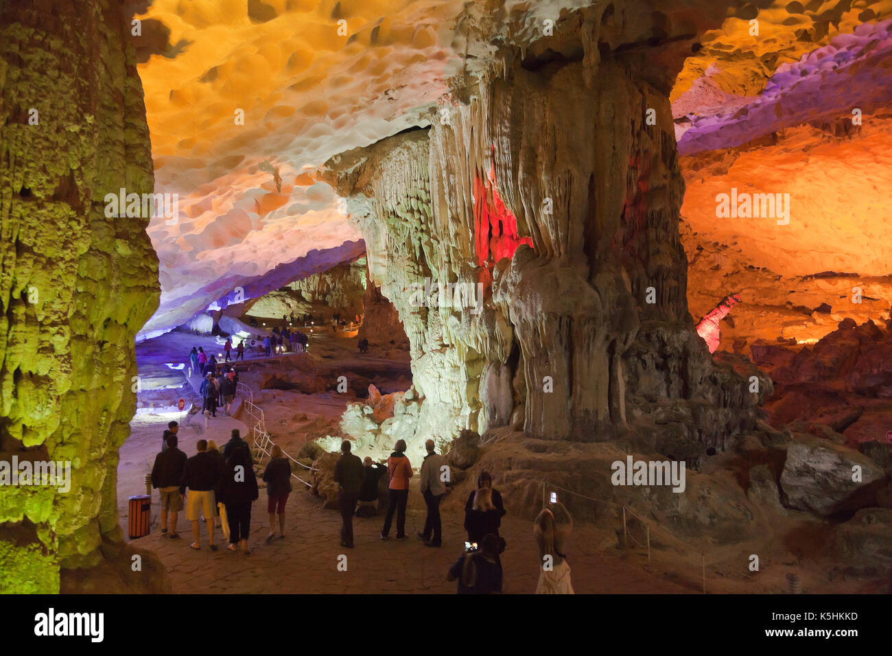 Thien Cung grotta (grotte des Merveilles), Baia di Halong, Vietnam Foto Stock