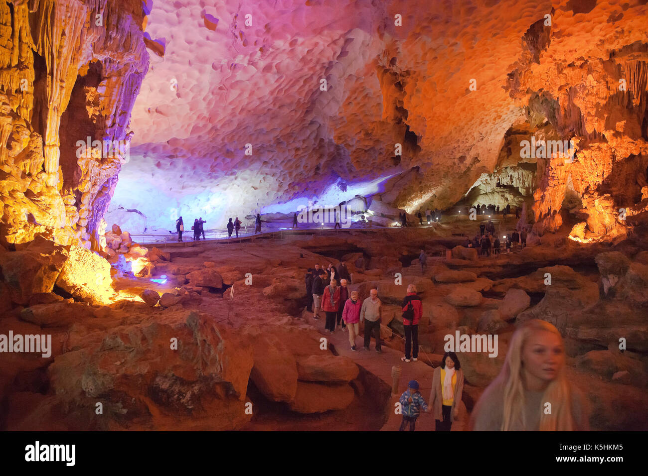 Thien Cung grotta (grotte des Merveilles), Titov Island, Halong Bay, Vietnam Foto Stock