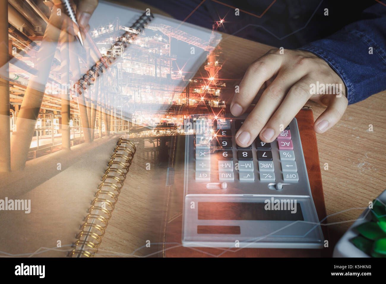 Doppia esposizione e finanza offshore Oil e Gas piattaforma industriale sfondo.close up mano asiatica di finanze o ragioniere calcolare le spese con Foto Stock