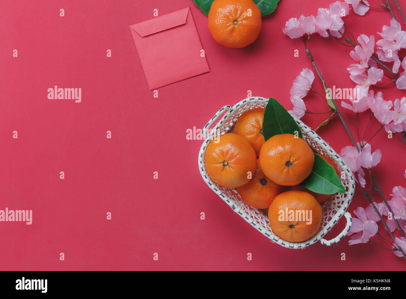 Vista al di sopra della parte superiore della decorazione cinese felice anno nuovo concetto di sfondo.mix diversi elementi essenziali sul moderno rustico sfondo rosso.necess accessori Foto Stock