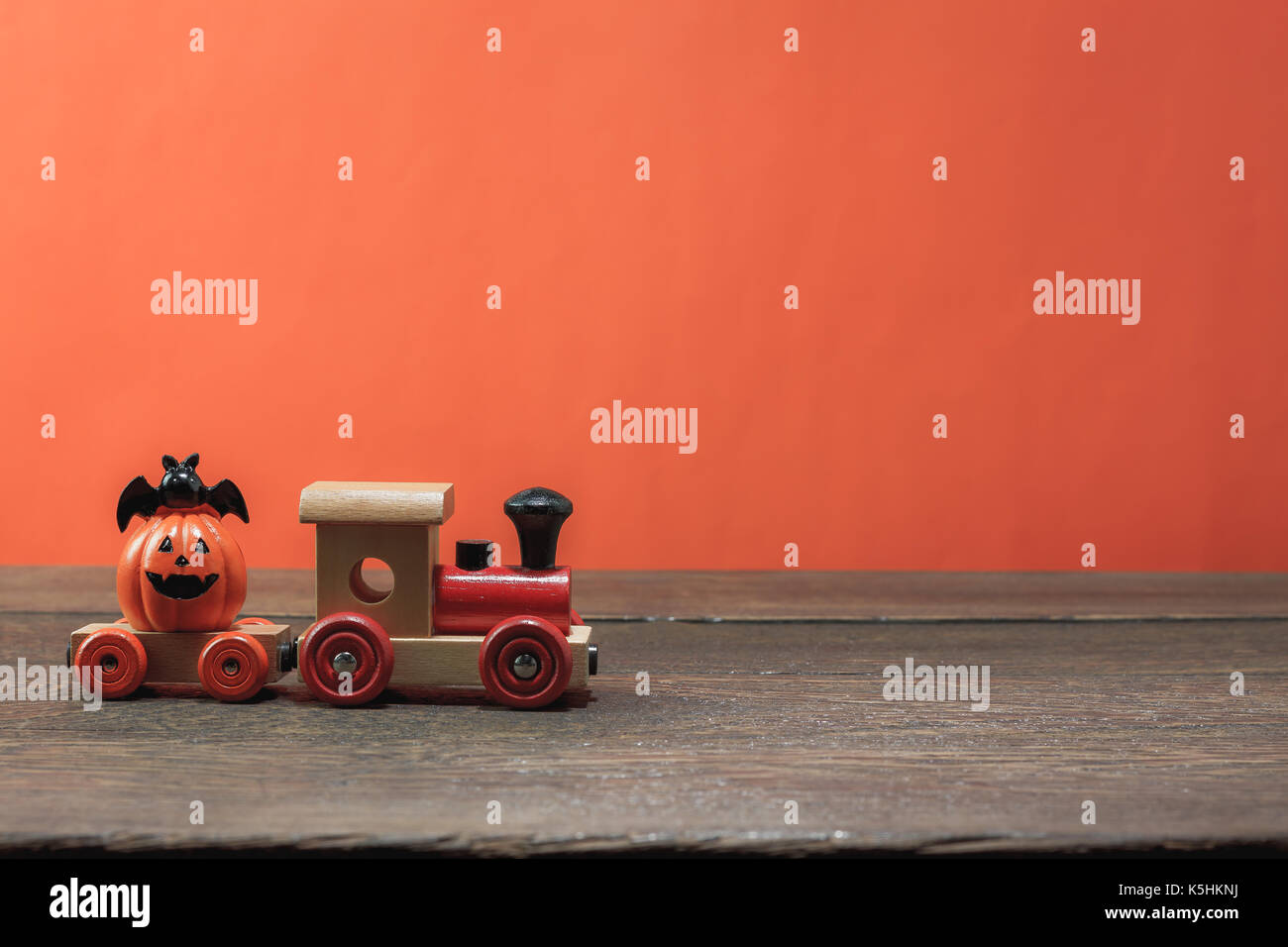 Decorazione di happy Halloween festival del concetto di sfondo.ornamento di festosa sul moderno tavolo rustico home office desk.segno oggetto della stagione con copia Foto Stock