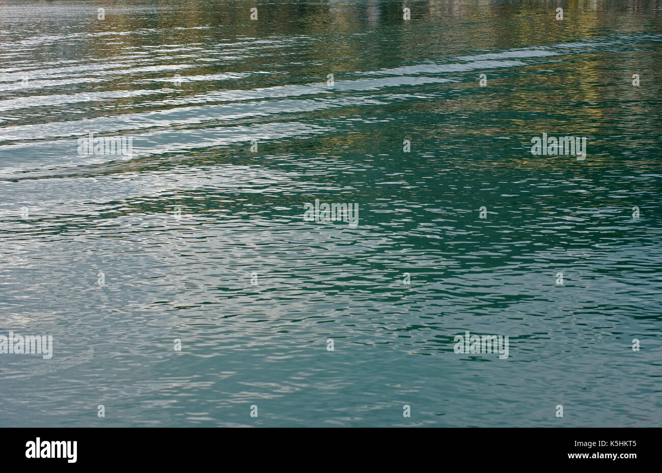 Piccole onde sul mare causati dal vento nel porto di Formia (Italia) Foto Stock