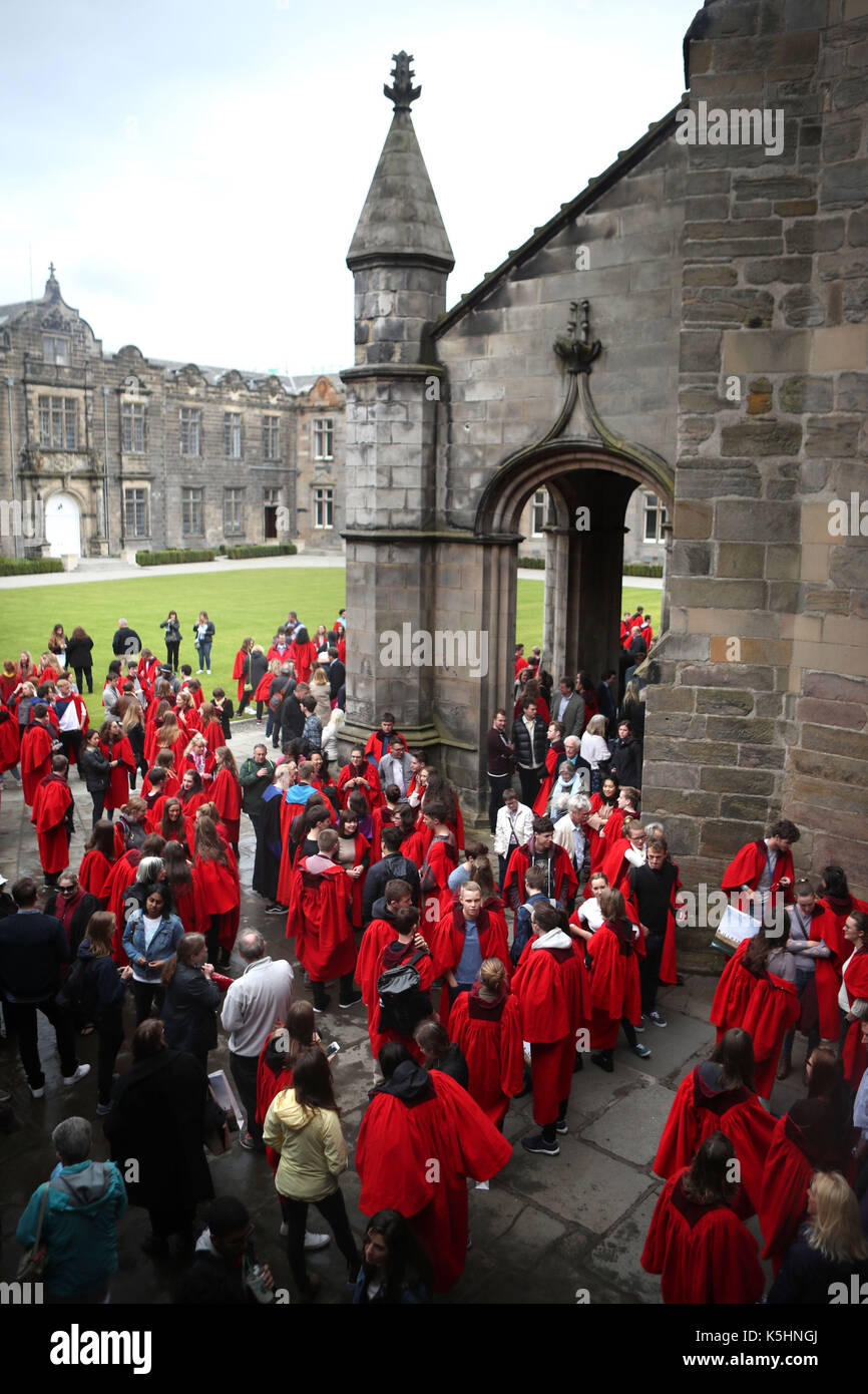 Nuovi studenti all'università di st Andrews si radunano in st salvator's college quad prima di prendere parte al tradizionale pier a piedi lungo le pareti del porto di st Andrews prima dell'inizio del nuovo anno accademico. Il semestre martinmas inizia lunedì 11 settembre 2017, per tutti gli studenti. Foto Stock
