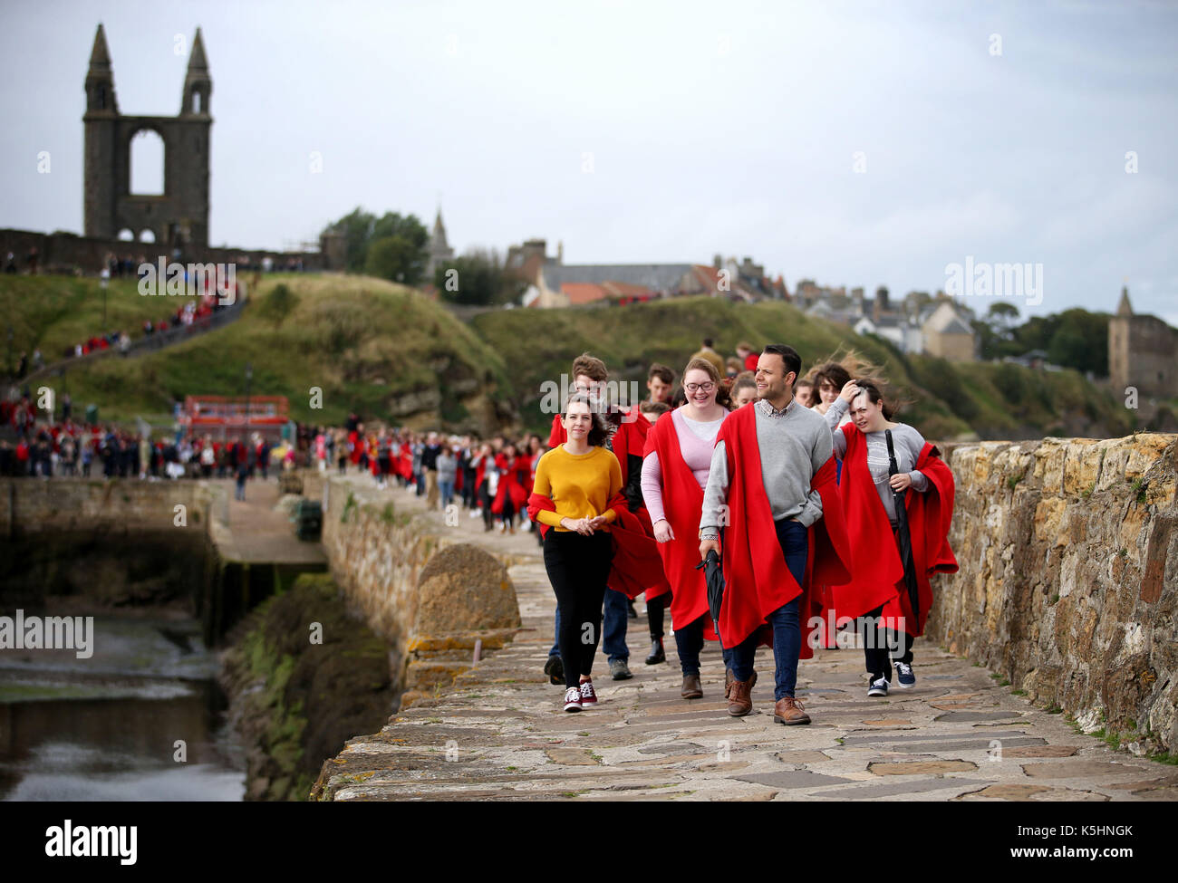 Nuovi studenti all'università di st Andrews prendere parte al tradizionale pier a piedi lungo le pareti del porto di st Andrews prima dell'inizio del nuovo anno accademico. Il semestre martinmas inizia lunedì 11 settembre 2017, per tutti gli studenti. Foto Stock