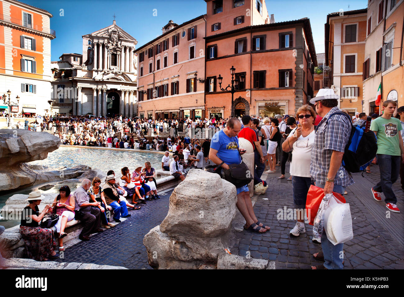 Fontana Di Trevi, Roma, Italia. Turisti alla Fontana di Trevi. Foto Stock