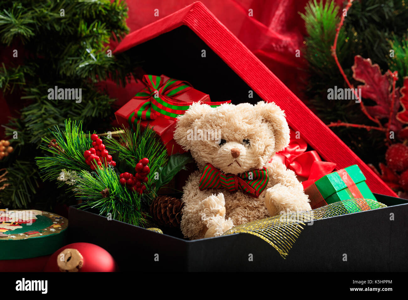 Decorazione di natale, Teddy bear in una scatola Foto Stock