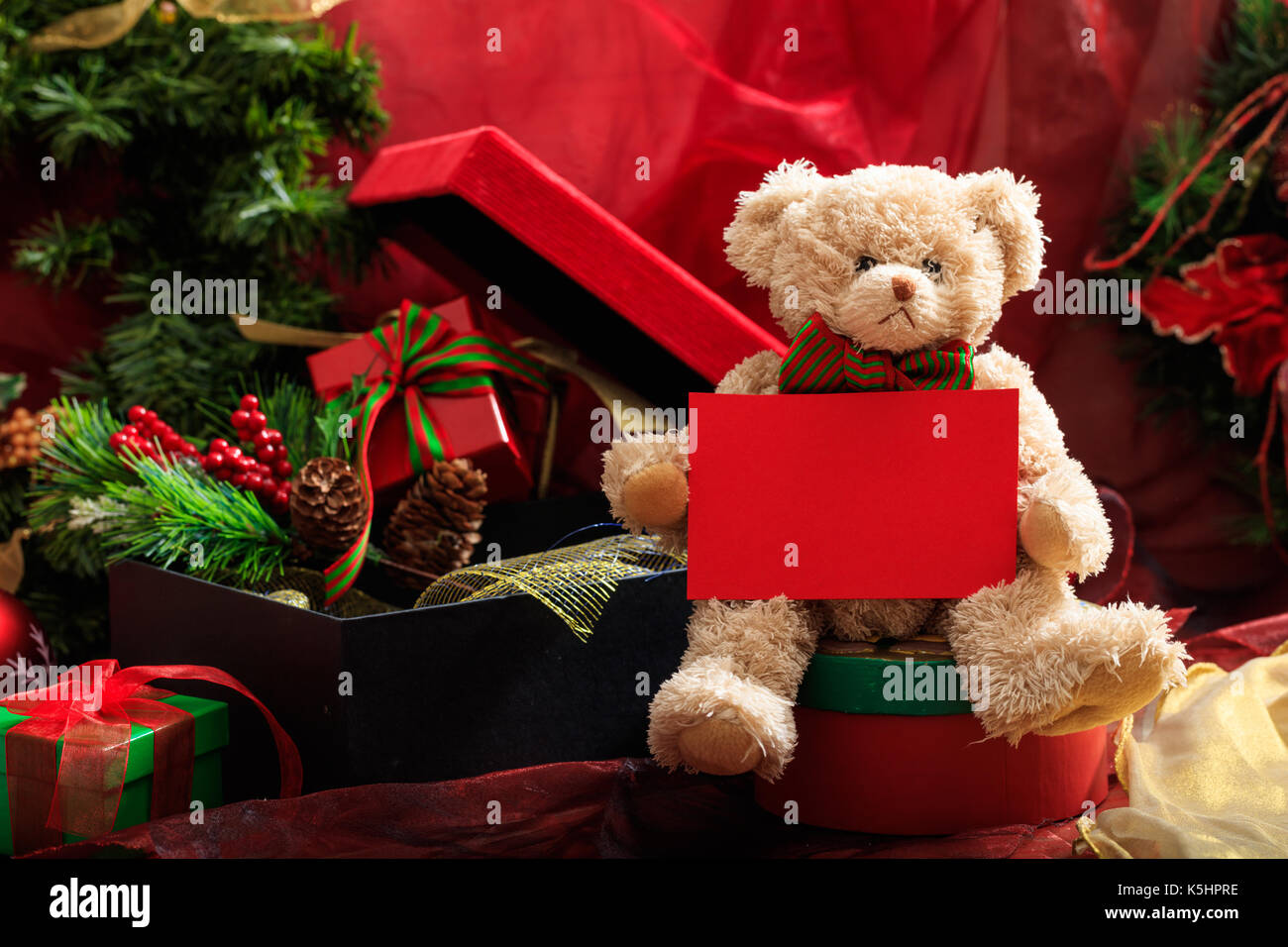 Decorazione di natale, feste orsacchiotto e regali Foto Stock