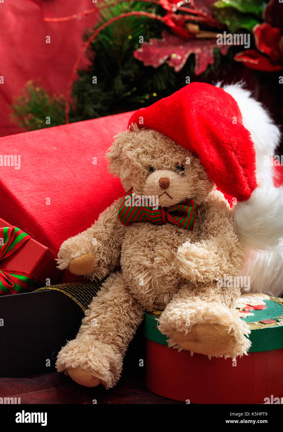 Decorazione di natale, feste orsacchiotto e regali Foto Stock
