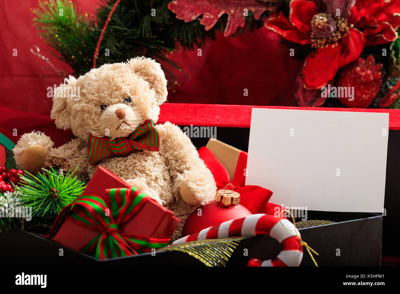 Decorazione di natale, feste orsacchiotto e regali Foto Stock