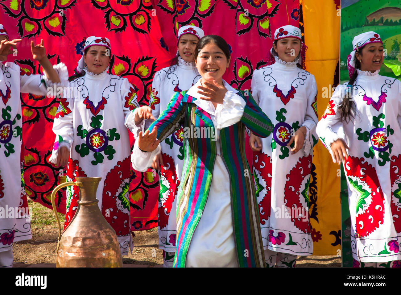 Girl Dance a nowruz celebrando Foto Stock