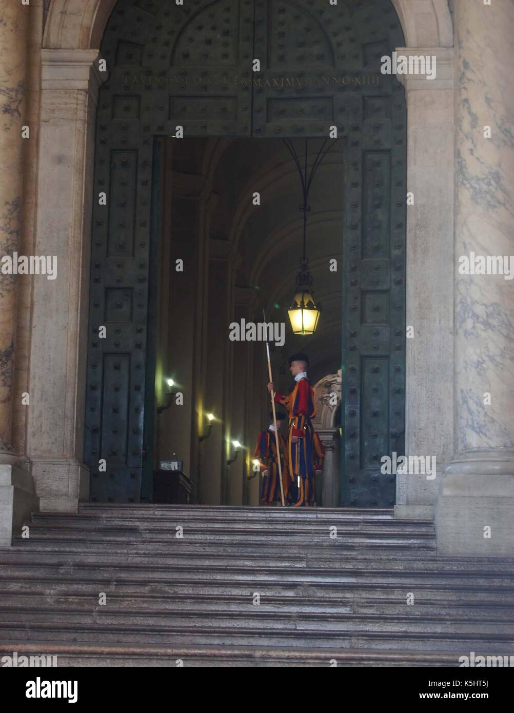 Un membro della Guardia Svizzera sorge l attenzione in ingresso alla Basilica di San Pietro e la Città del Vaticano, Roma Foto Stock