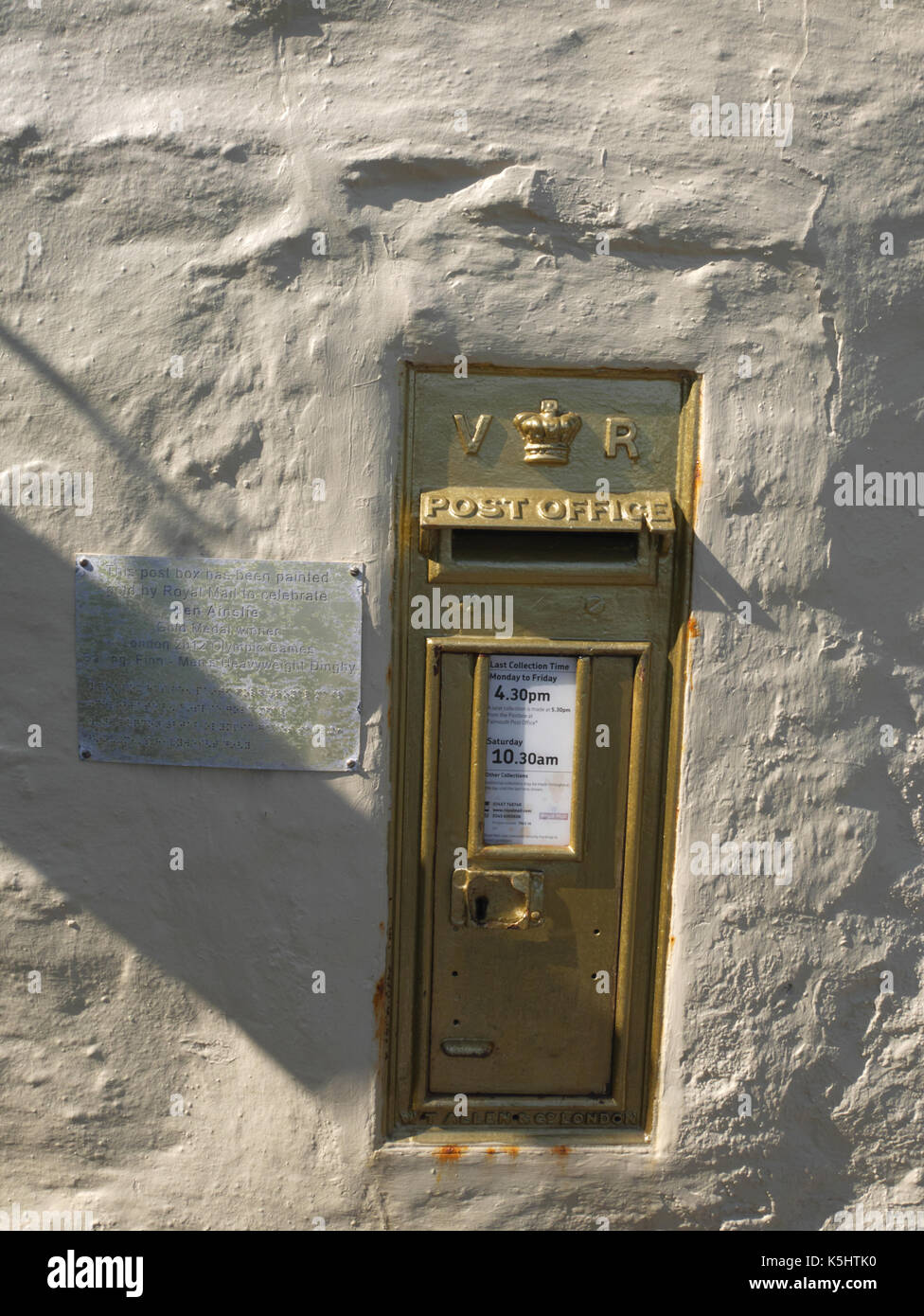 Oro casella di posta sulla parete del pandora inn, restronguet, vicino a Falmouth, Cornwall. commemora la vela medaglia d'oro conquistata da ben ainslie vela th Foto Stock
