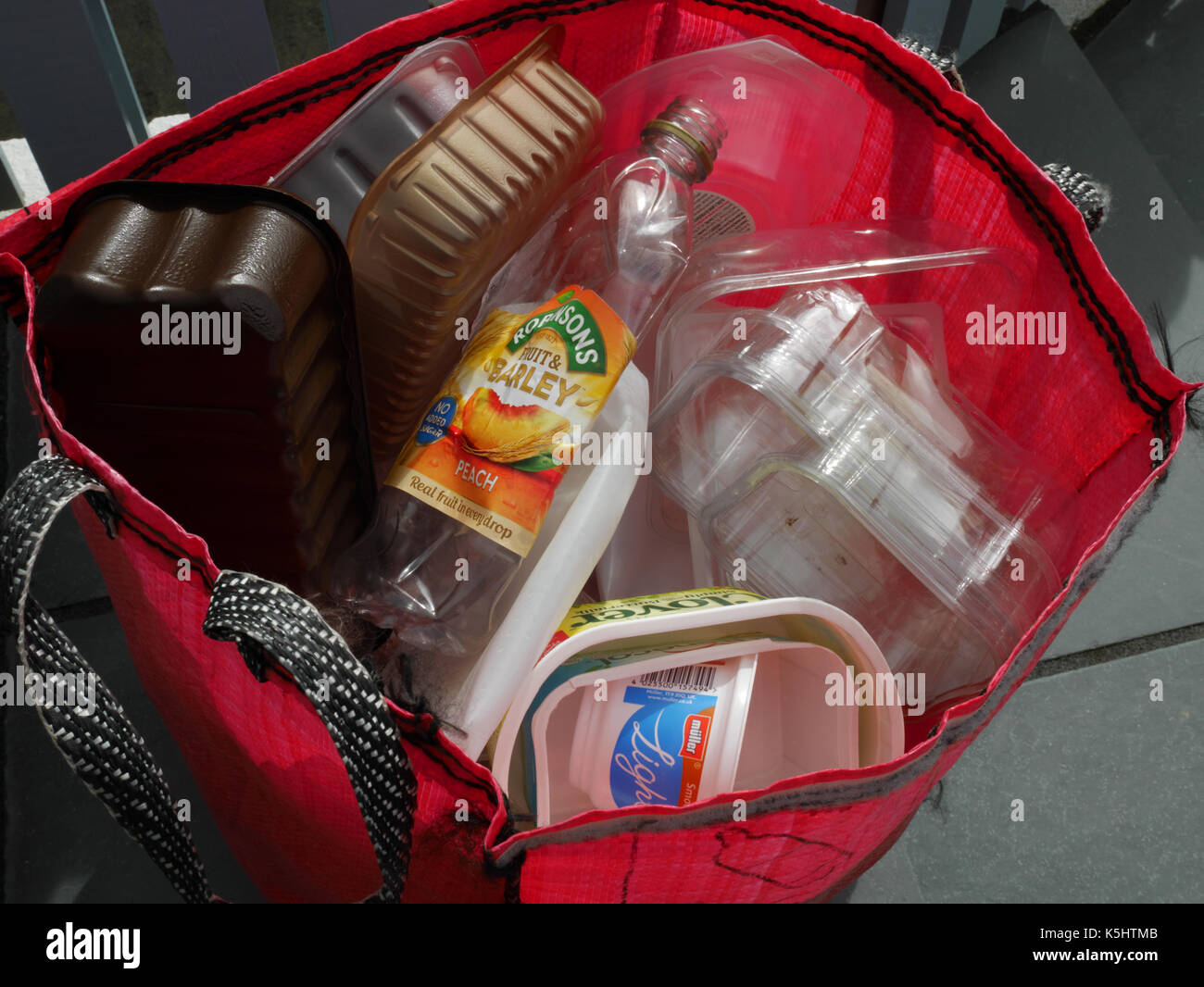 Il riciclaggio dei contenitori in plastica per la raccolta domestica. Foto Stock