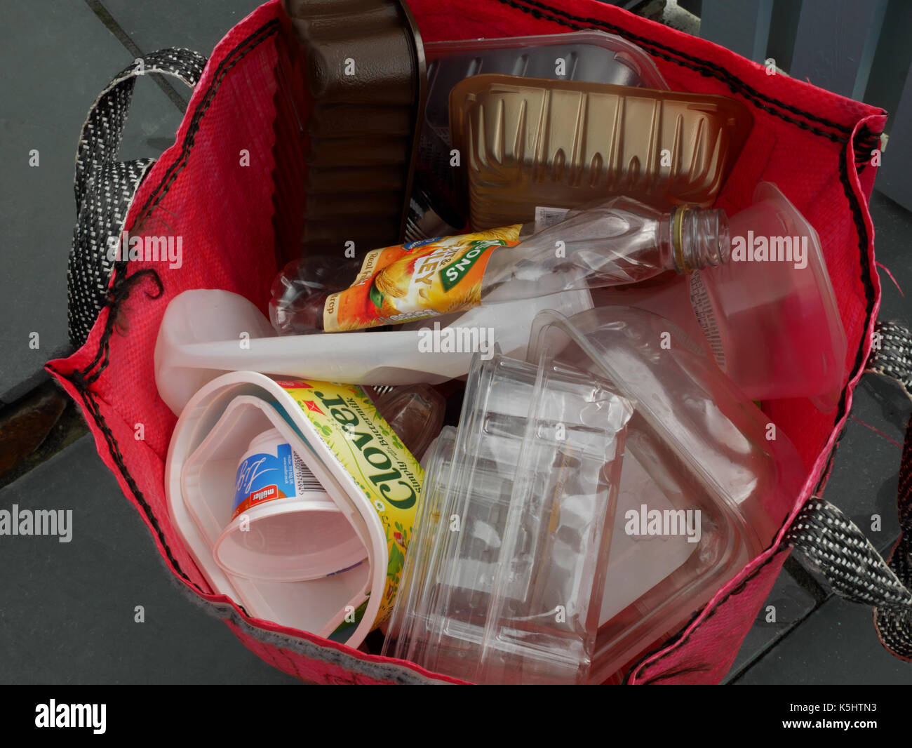 Il riciclaggio dei contenitori in plastica per la raccolta domestica. Foto Stock