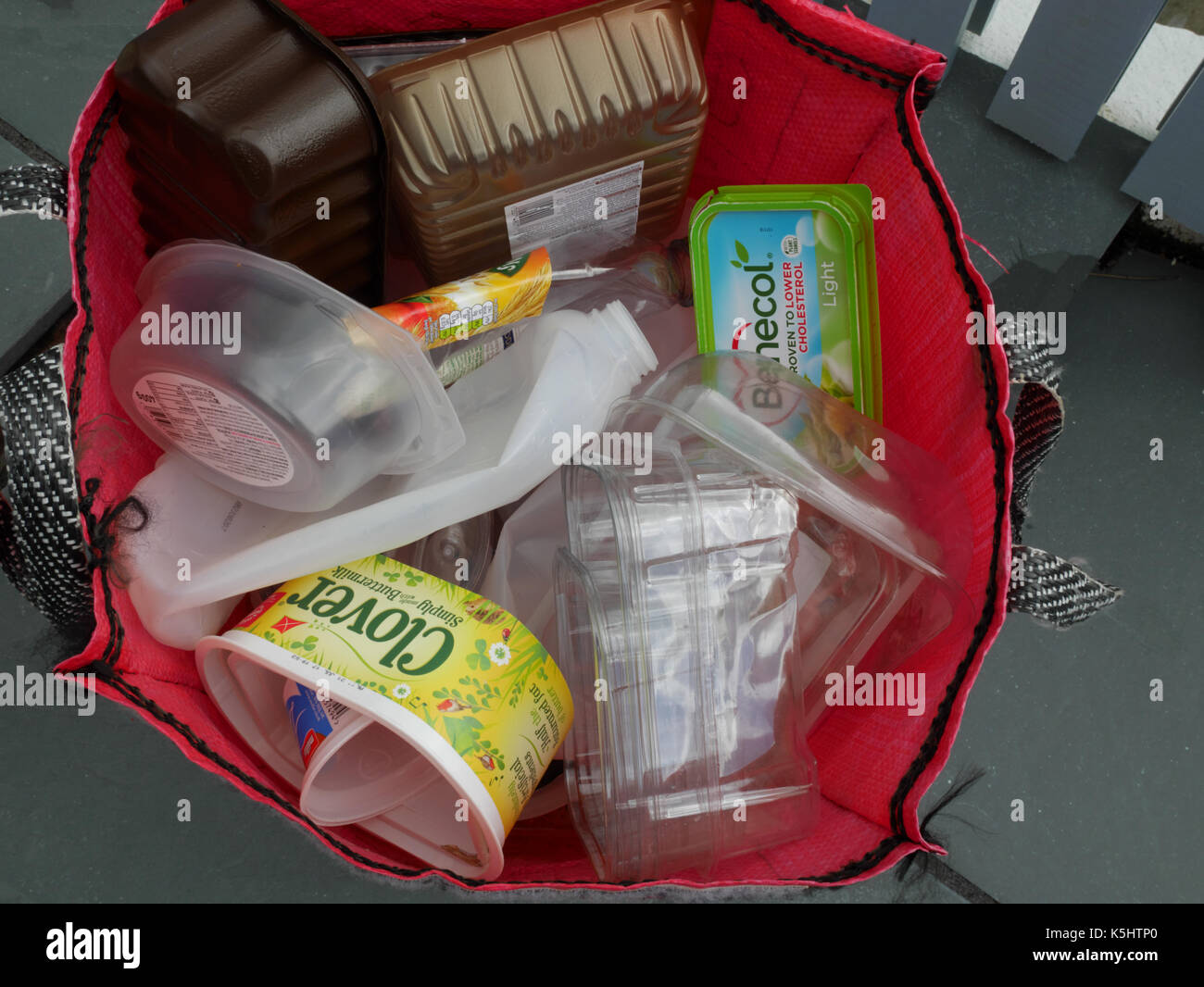 Il riciclaggio dei contenitori in plastica per la raccolta domestica. Foto Stock