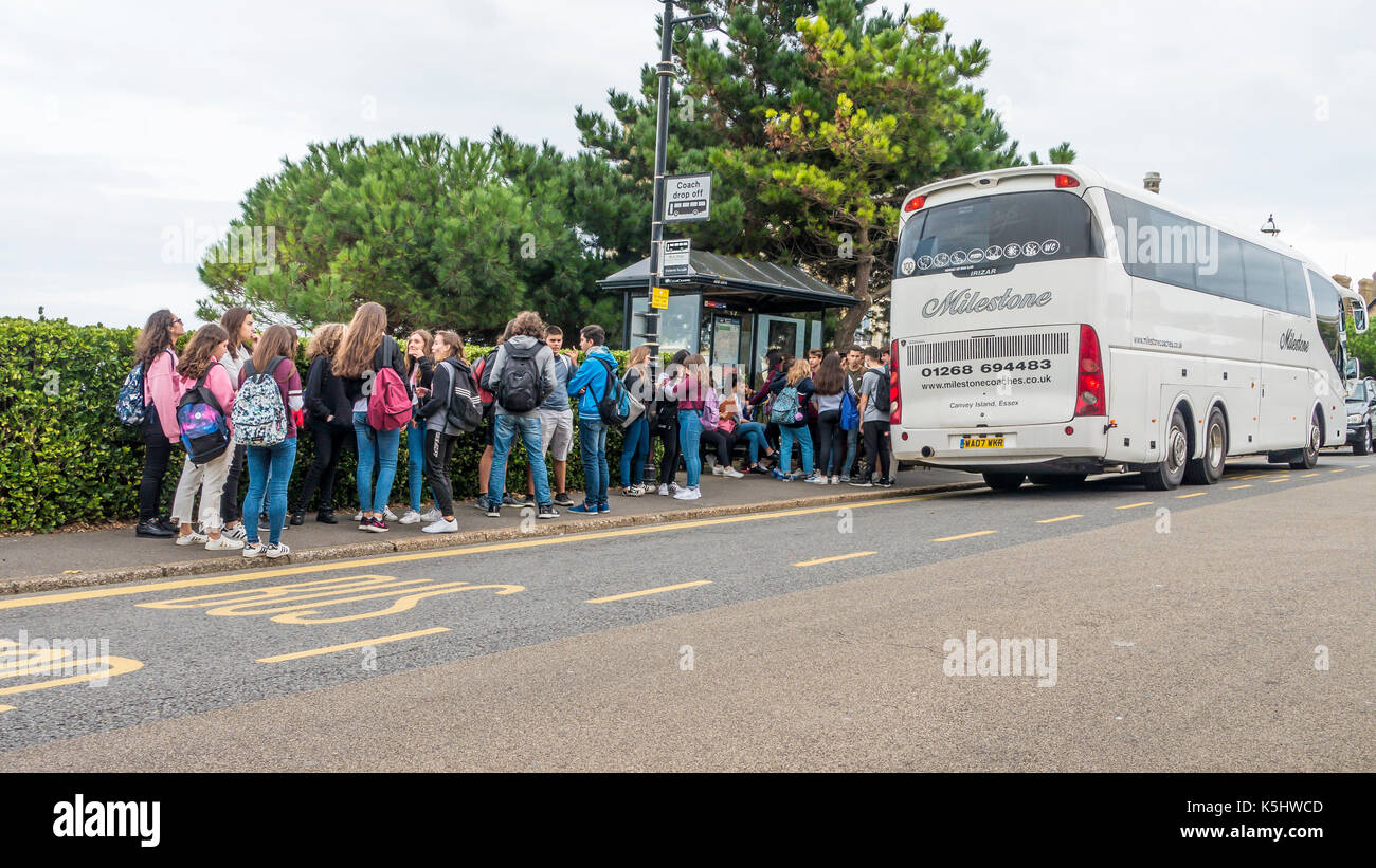 Estera,studenti,giorno di viaggio,gita in autobus,Pietra Miliare allenatori,Broadstairs,Kent,l'Inghilterra,UK Foto Stock