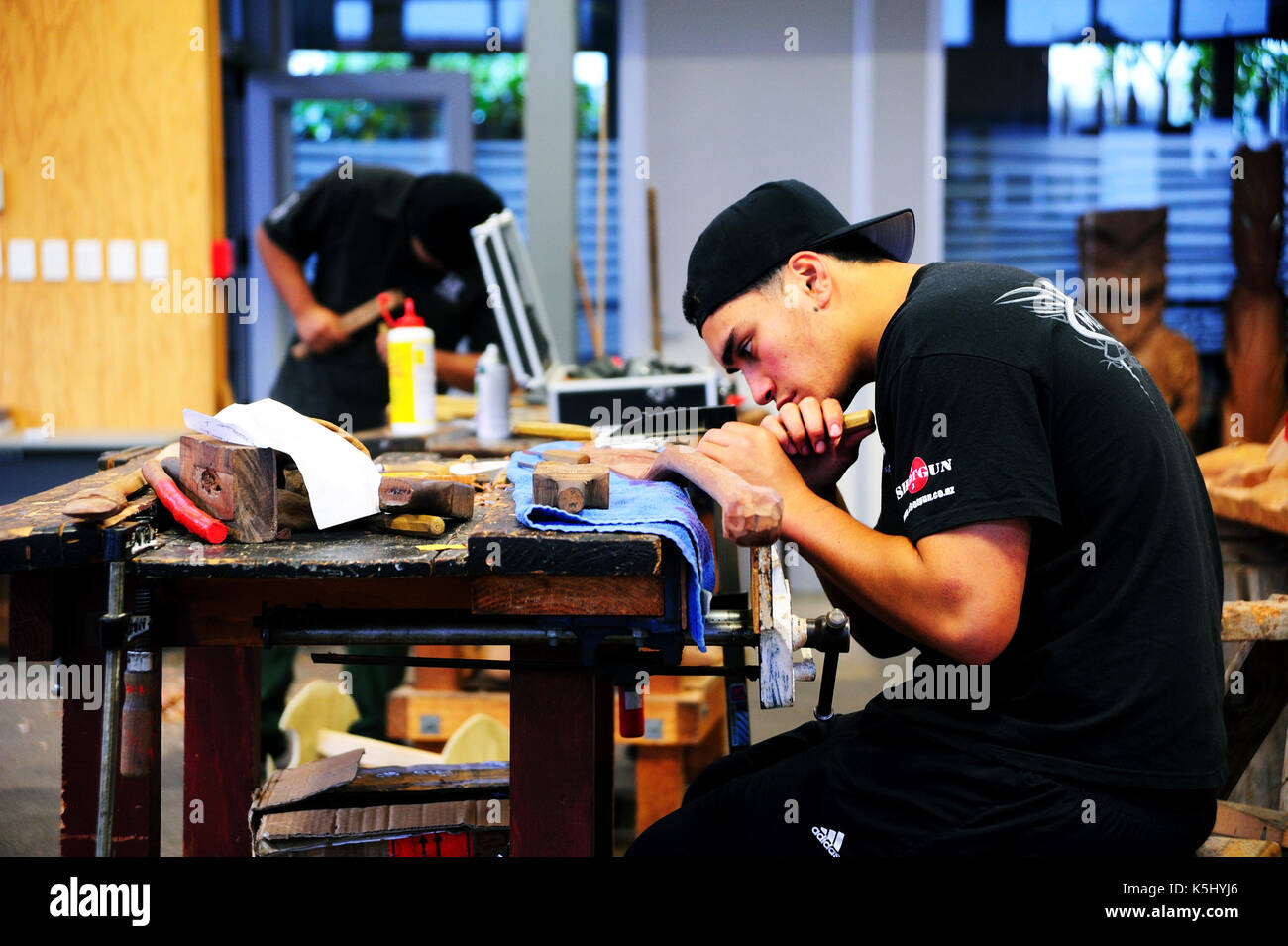 Rotorua,Nuova Zelanda - su dicembre 17th, 2011:Un artigiani Maori si sta concentrando sul lavoro. Foto Stock