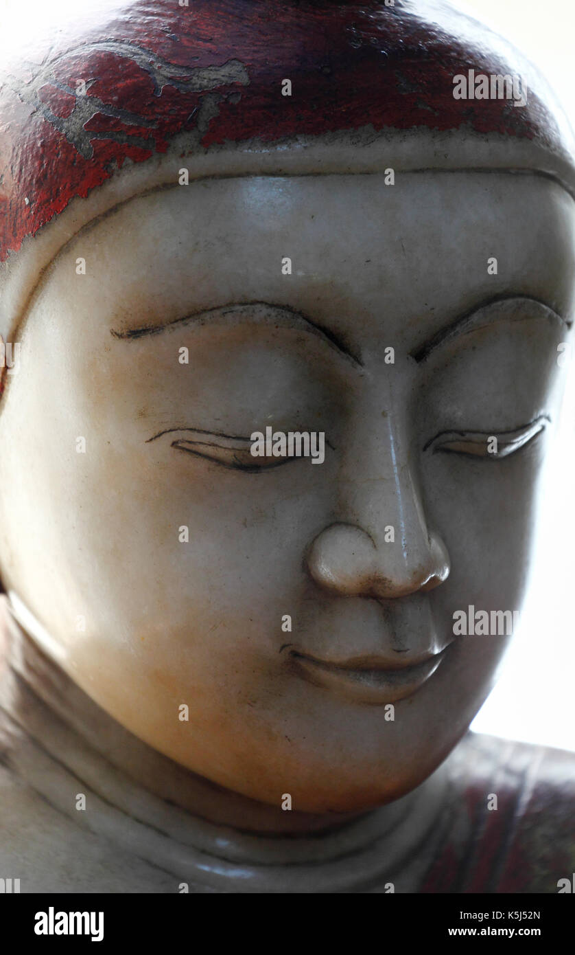 Una statua in marmo di Buddha dalla Birmania, Myanmar. Pensato per essere dal XVIII o xix secolo è ora visualizzato in Wisbech e Museo Fenland. Foto Stock