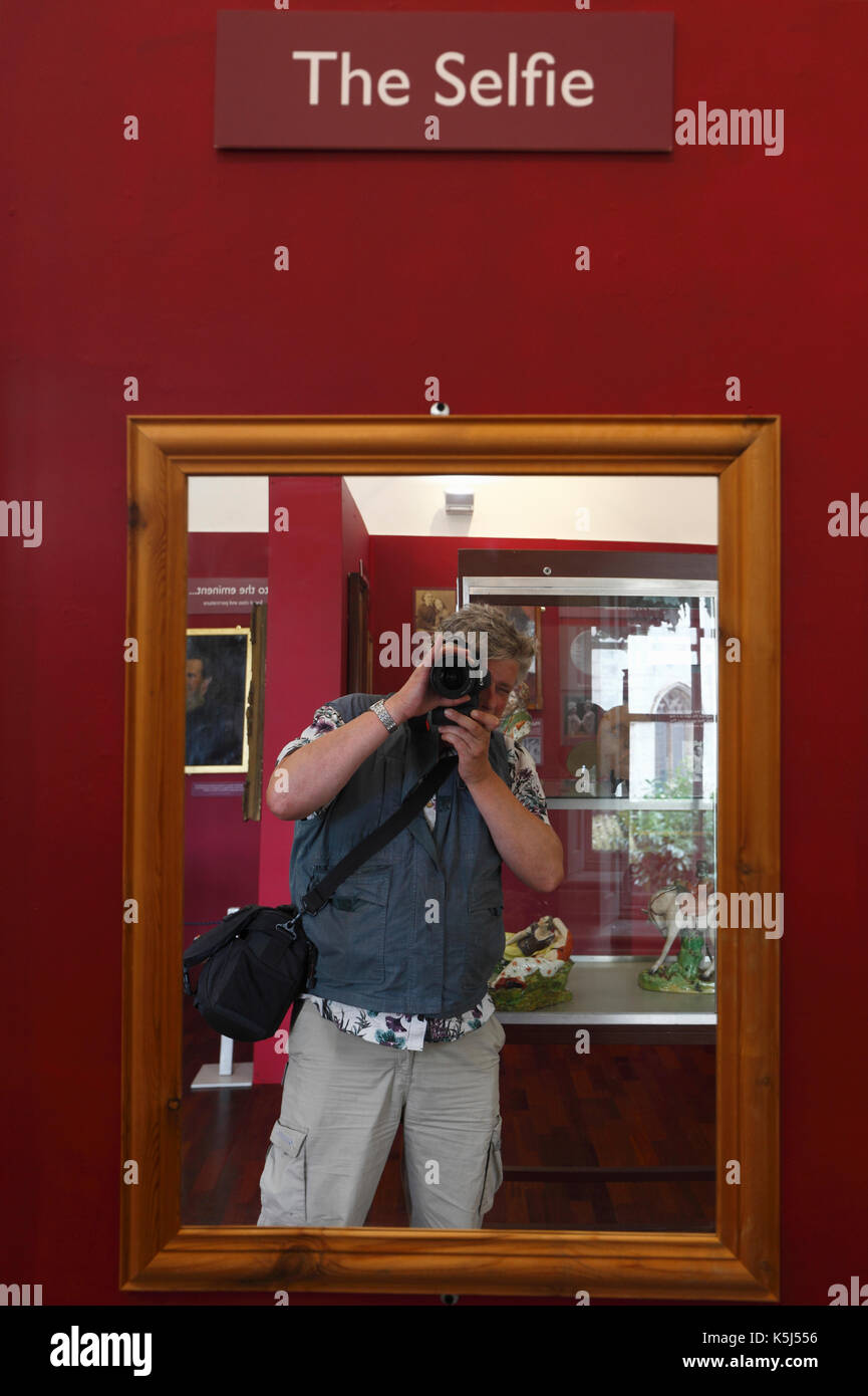 Fotografia di auto preso in un mirror con 'l'Selfie' scritto sopra. Foto Stock