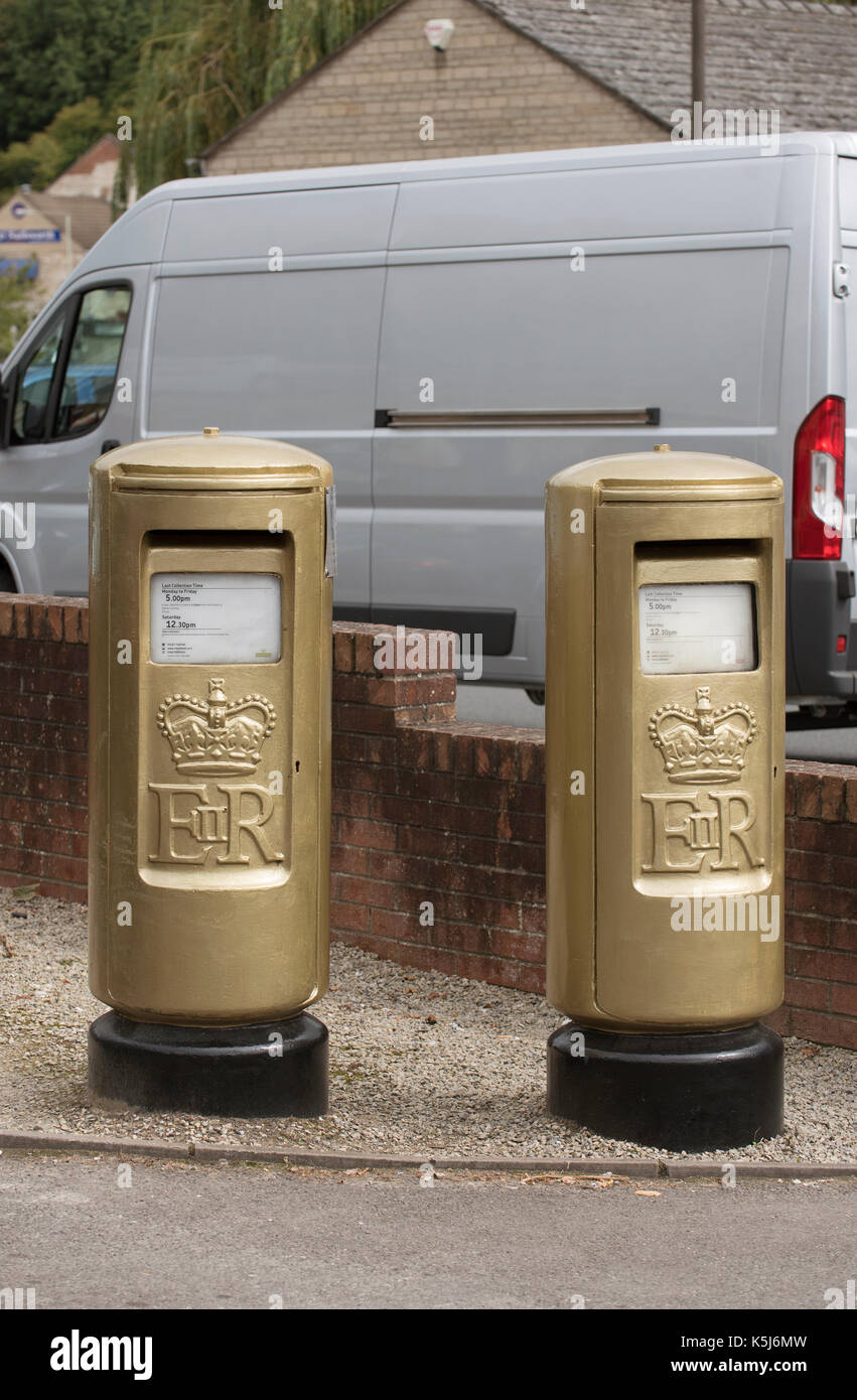 Royal Mail postboxes oro verniciato per celebrare un successo olimpico. vogatori reed & Gregorio guadagnato l'oro alle Olimpiadi. nella celebrazione di due postboxes hanno Foto Stock