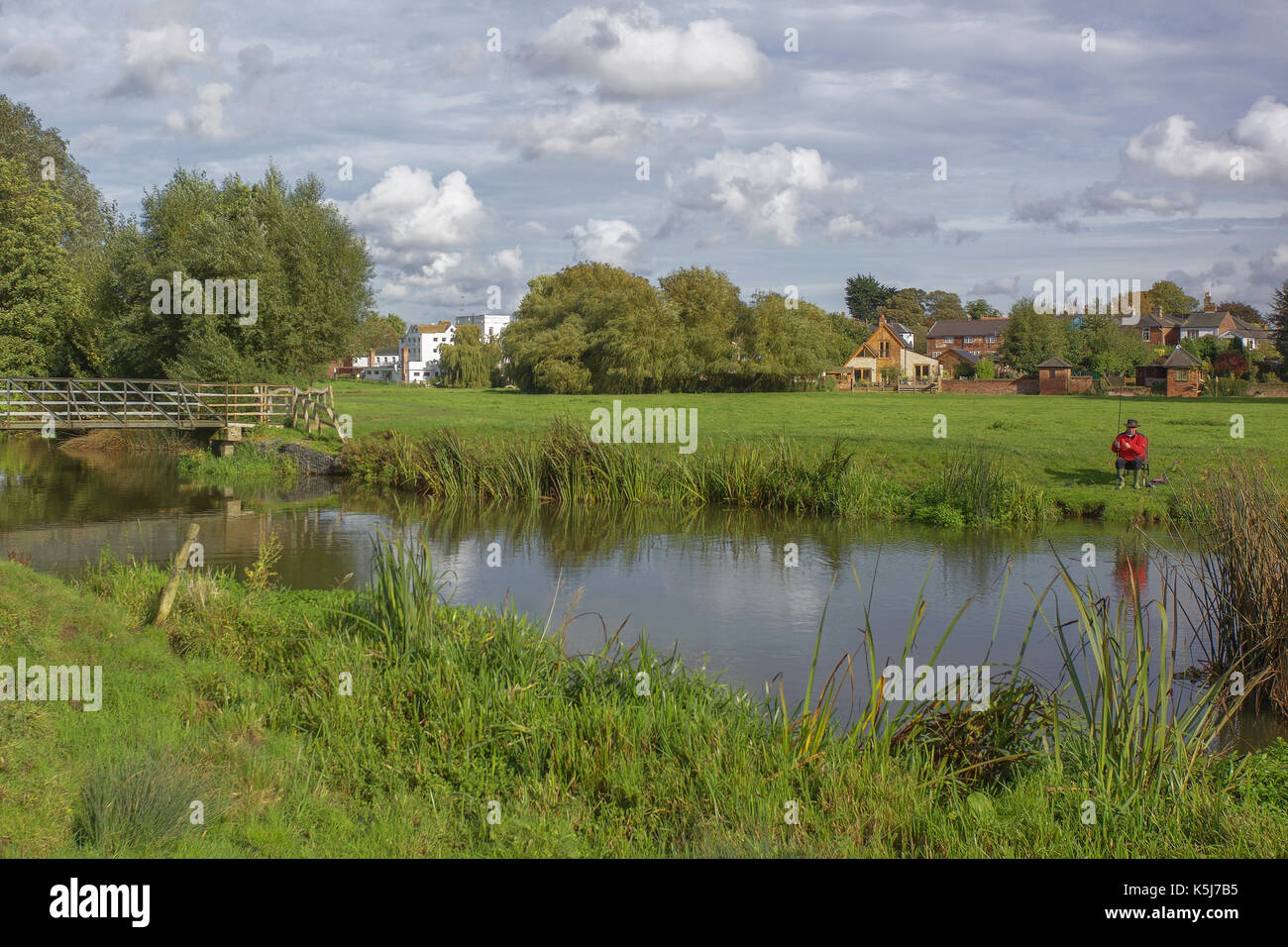 Attraverso il mulino stagno verso il Mill Hotel, Sudbury, Essex. Foto Stock