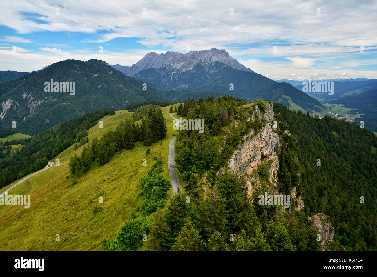 Buchensteinwand mountain visto dalla croce jakobskreuz in Sankt Ulrich am pillersee, Austria Foto Stock