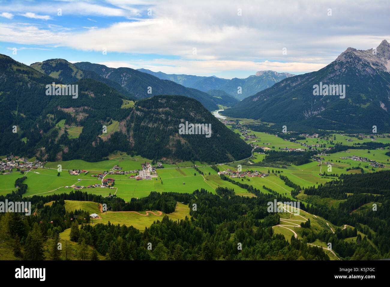 Buchensteinwand mountain visto dalla croce jakobskreuz in Sankt Ulrich am pillersee, Austria Foto Stock