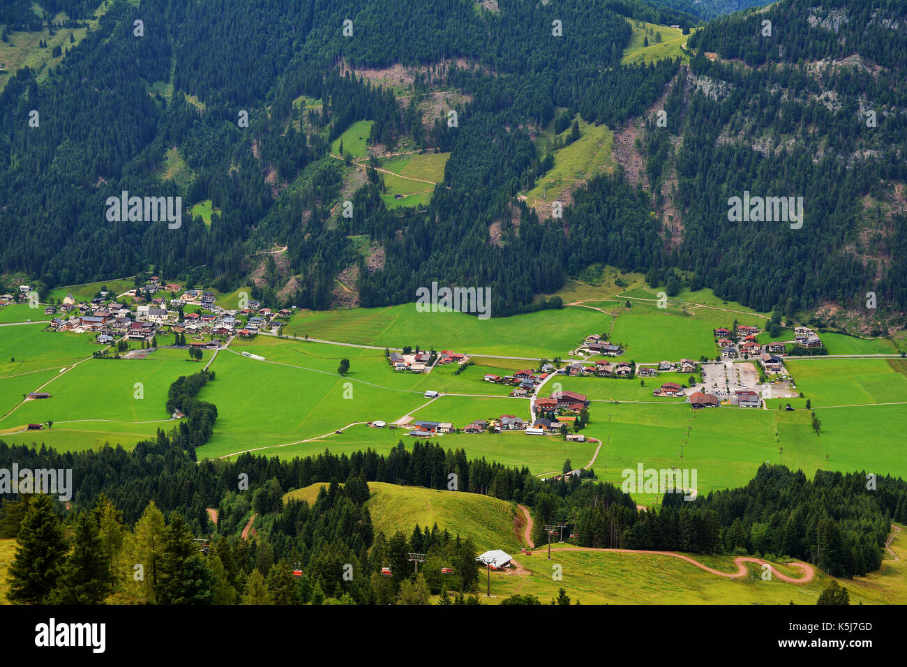 Buchensteinwand mountain visto dalla croce jakobskreuz in Sankt Ulrich am pillersee, Austria Foto Stock