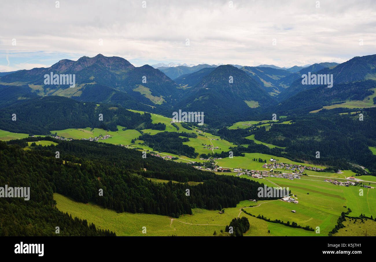 Buchensteinwand mountain visto dalla croce jakobskreuz in Sankt Ulrich am pillersee, Austria Foto Stock