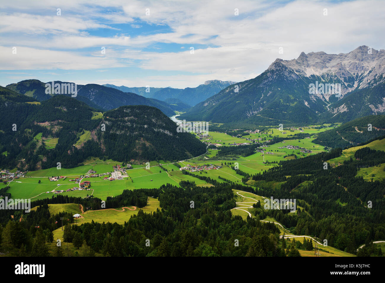 Buchensteinwand mountain visto dalla croce jakobskreuz in Sankt Ulrich am pillersee, Austria Foto Stock