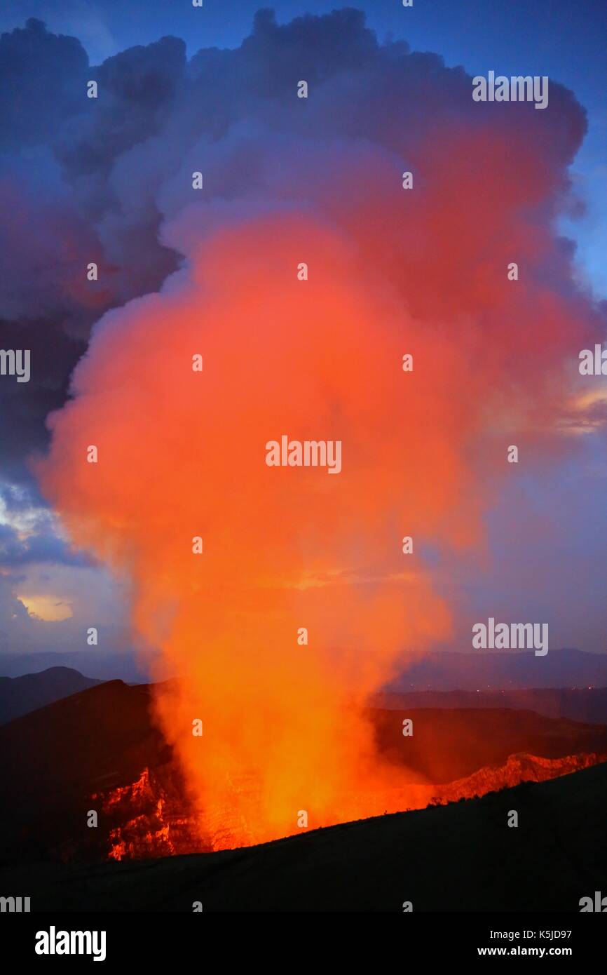 Vulcano Masaya Lago di lava attivo del Nicaragua Foto Stock