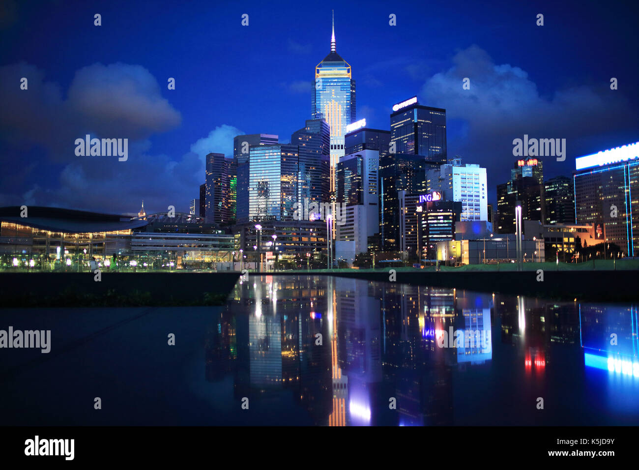 :Il centro convegni ed esposizioni di Hong Kong nel litorale di notte sull'isola di Hong kong Foto Stock