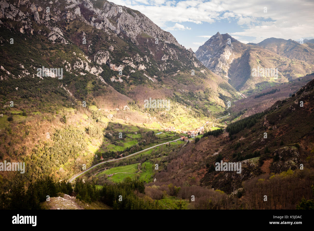 Valle asturiana con l'ombra di una montagna Foto Stock