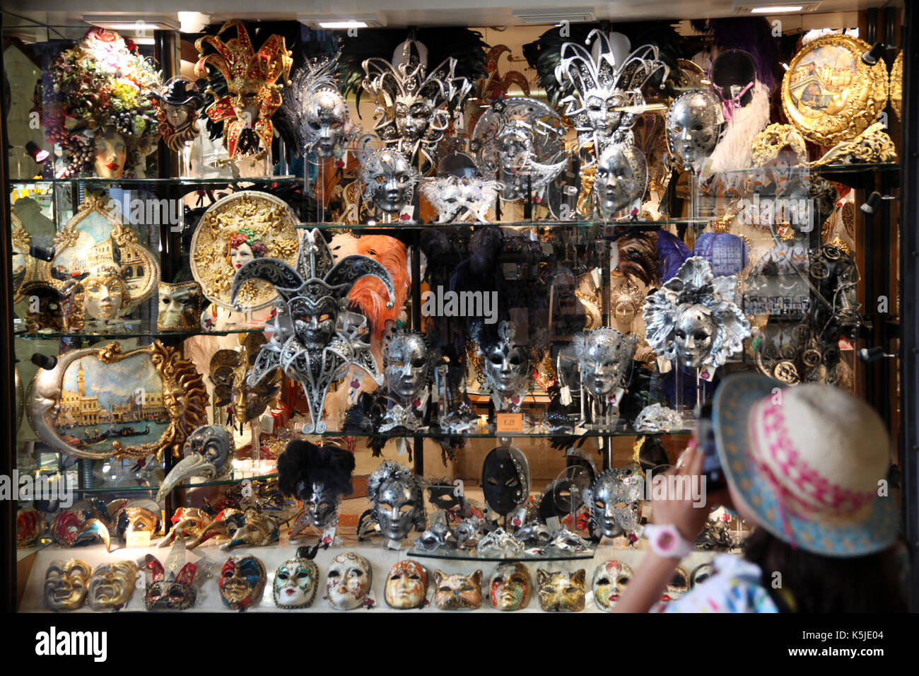 Bellissima e romantica Venezia dietro le maschere venezian Foto Stock