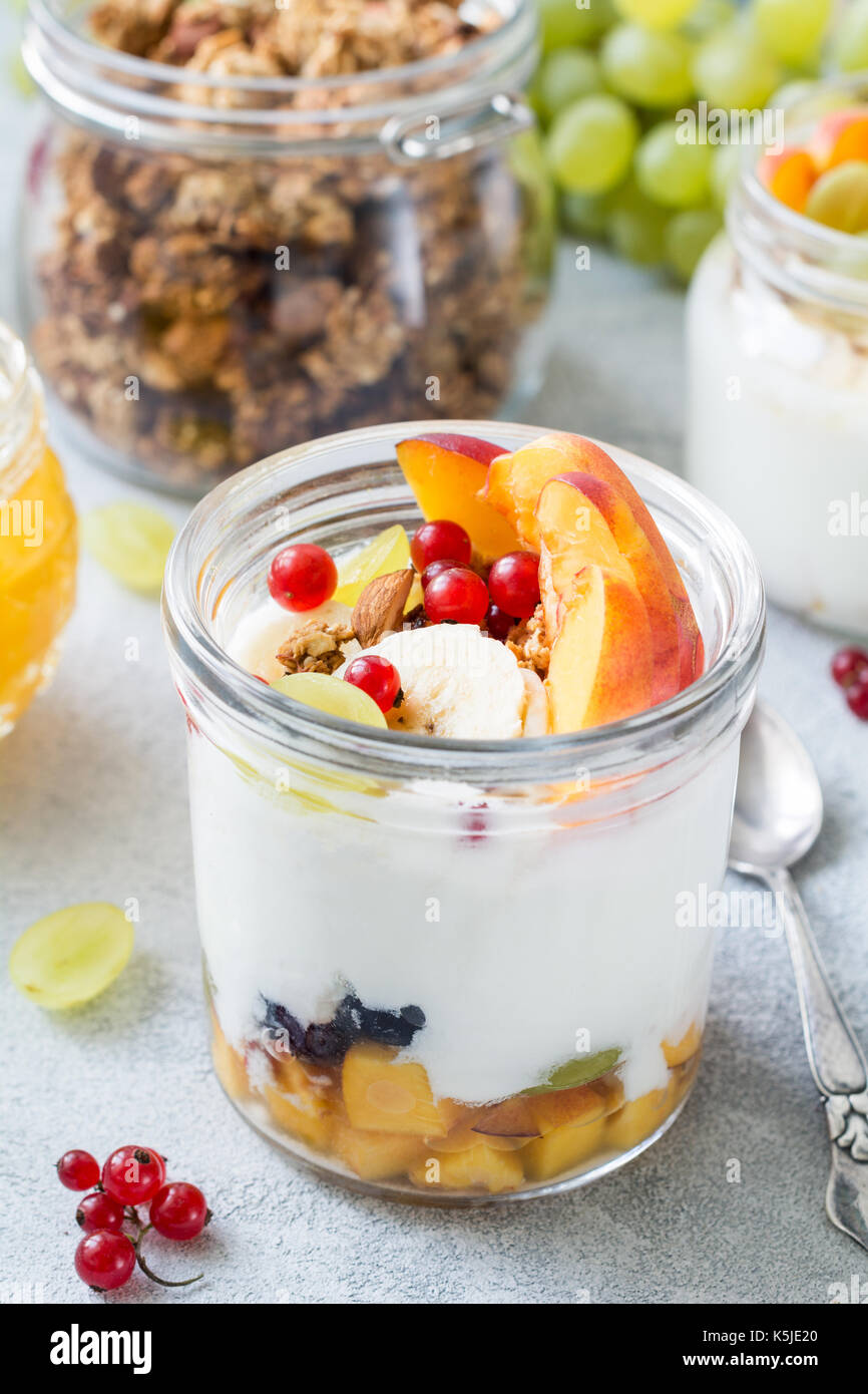 Lo yogurt naturale con frutta fresca e bacche e oat granola. sana colazione Cibo, dieta lifestyle fitness concetto. primo piano Foto Stock