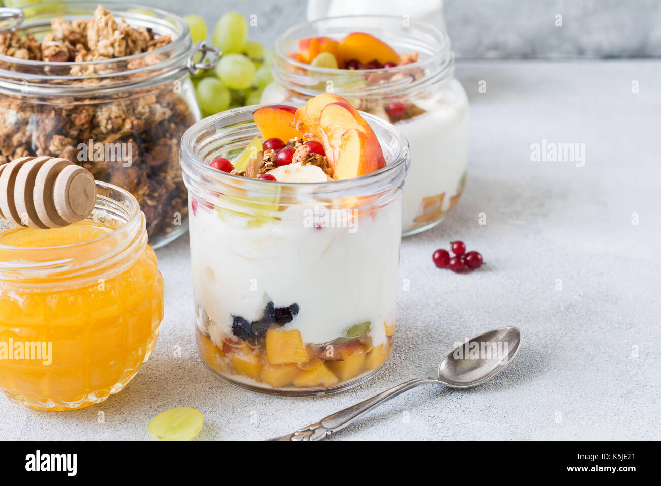 Lo yogurt naturale con frutta fresca e bacche e oat granola. sana colazione Cibo, dieta lifestyle fitness concetto. closeup copia vista spazio per il testo Foto Stock