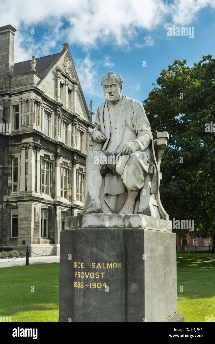 Dublino, Irlanda - 7 agosto 2017: laureati memorial building con ingrandimento di george statua di salmone al Trinity College. edificio grigio sotto il cielo blu wi Foto Stock